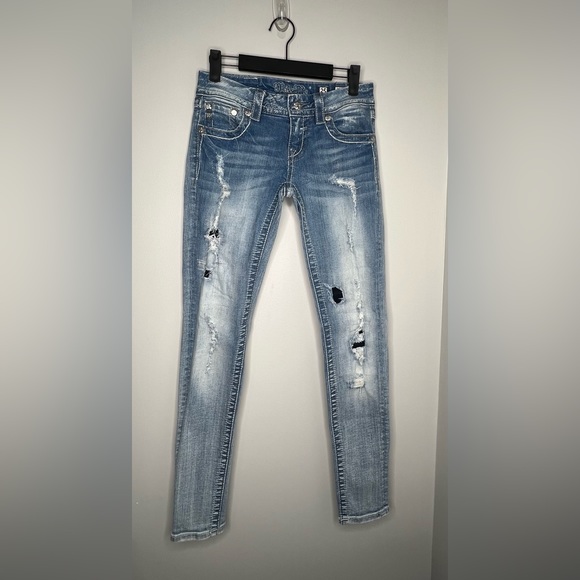 Miss Me Denim - MISS ME Signature Ankle Skinny Jeans. Size 25. 7” rise. Distressed look.